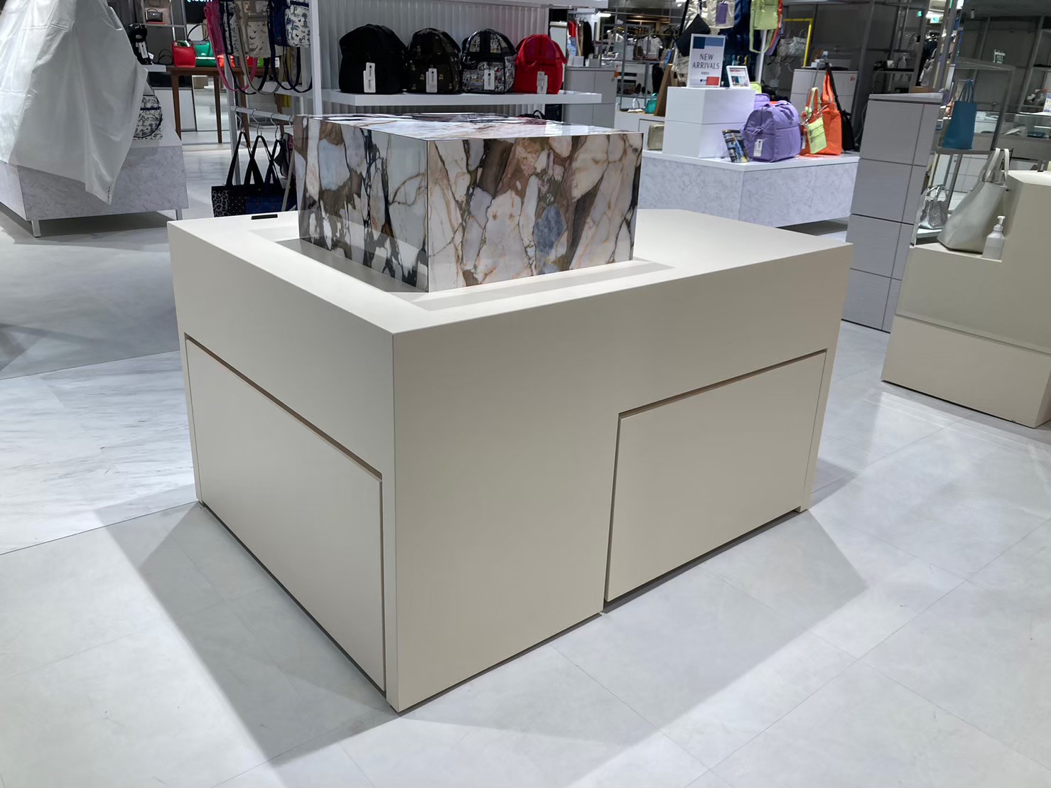 西武池袋の百貨店での什器製作例