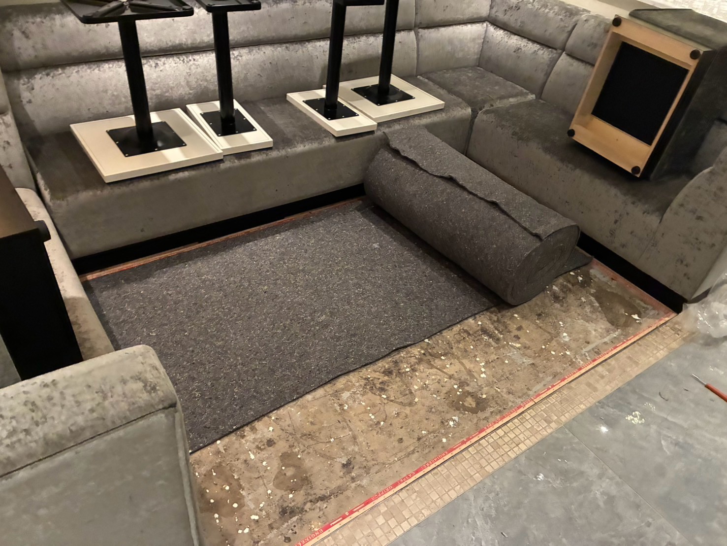 客席内の床の下地と下敷き材